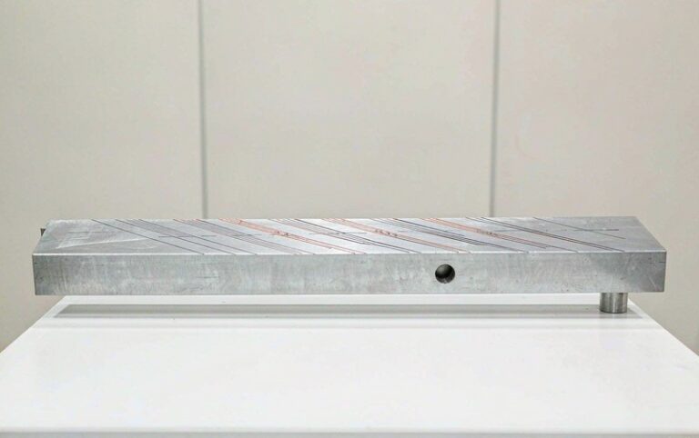 7075-T7351 aluminum crack growth rate specimen showing Paris Law da/dN measurement for aerospace buyer